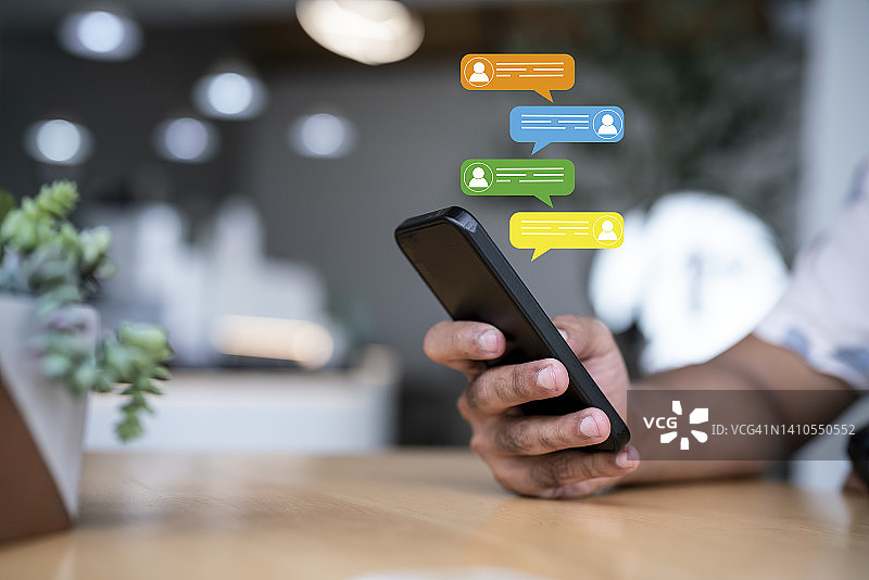 男人手在手机上打字实时聊天社交图片素材