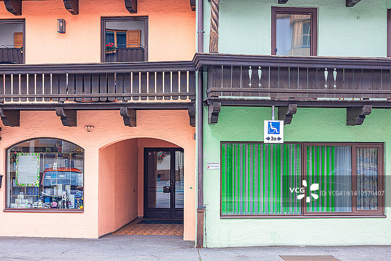 奥地利基茨比厄尔的传统小木屋住宅图片素材