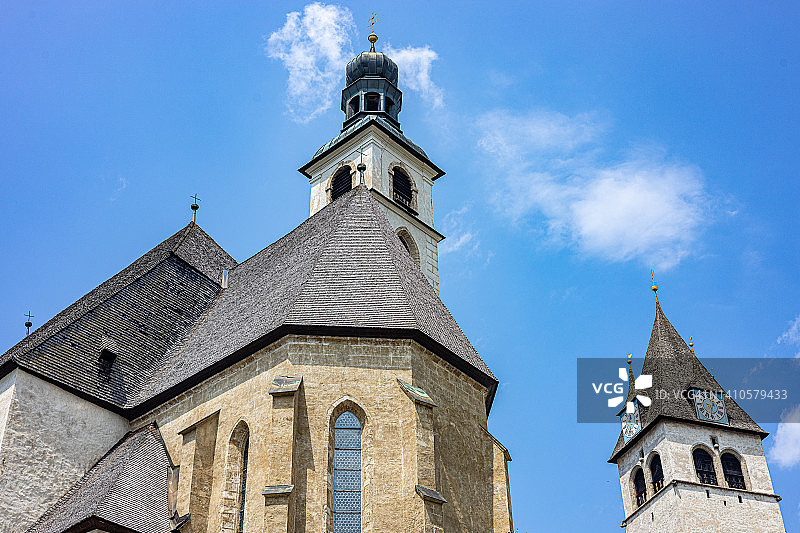 蓝天下仰视钟楼和大教堂图片素材