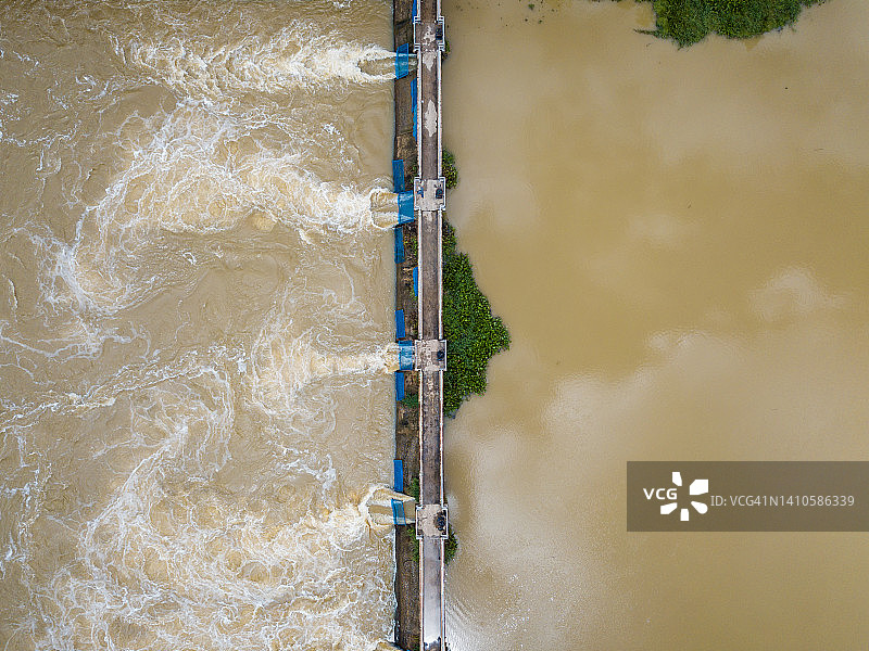 暴雨后水坝泄洪防止洪水航拍景观图片素材