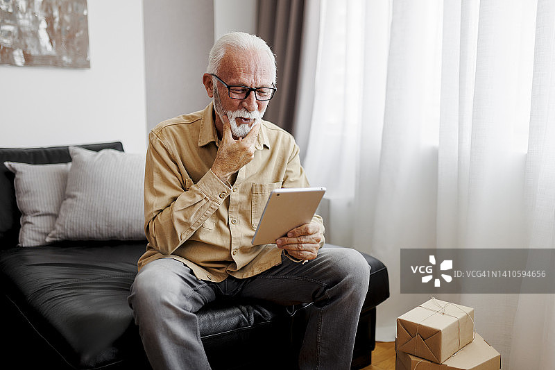 男人在电商网站在线购物图片素材