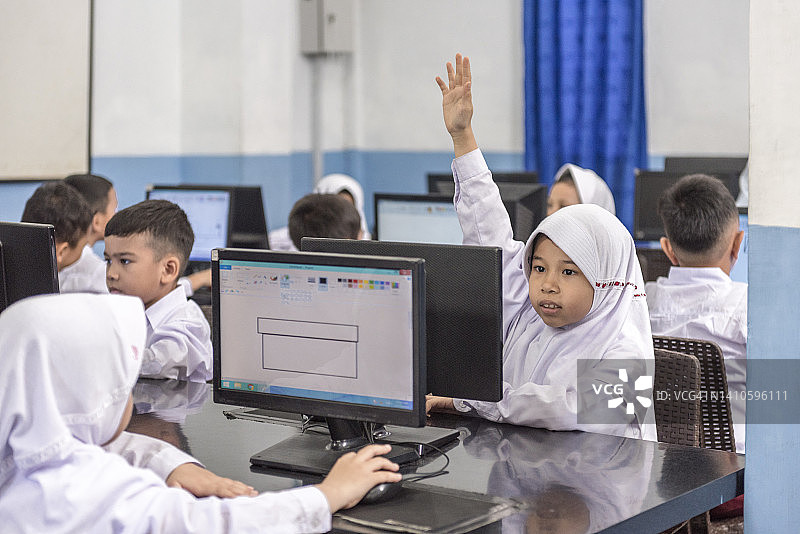 学生在电脑实验室举手图片素材