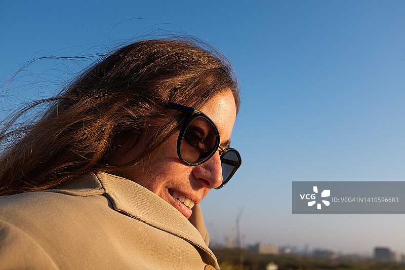 戴太阳镜的女人图片素材