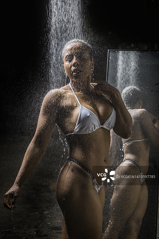 在工作室淋浴的性感黑人女模特图片素材
