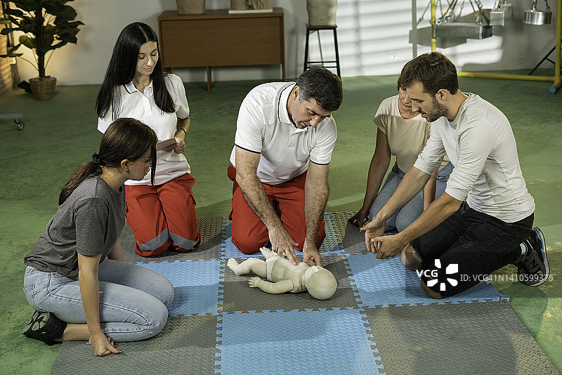 心肺复苏训练图片素材