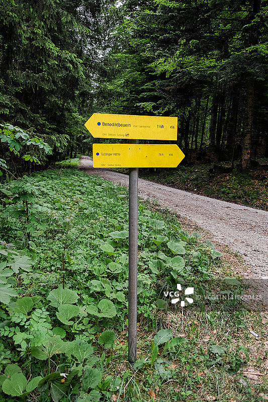 通往贝内迪克滕万德的路标图片素材