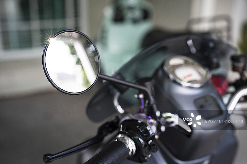 摩托车把手和后视镜特写图片素材