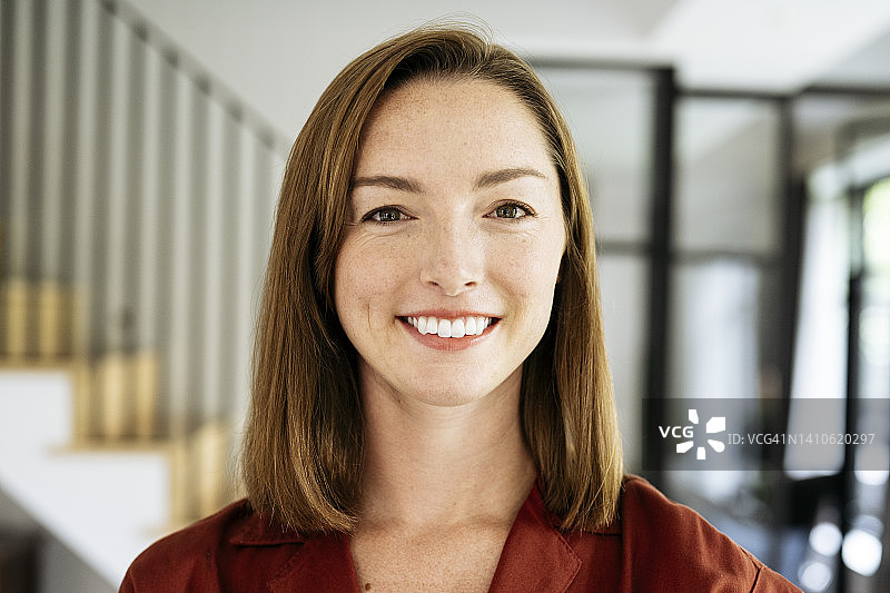 20多岁快乐的黑发女子头像图片素材