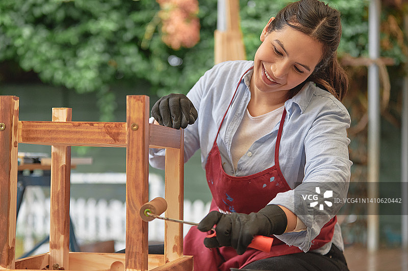 木匠涂漆手工木凳椅图片素材