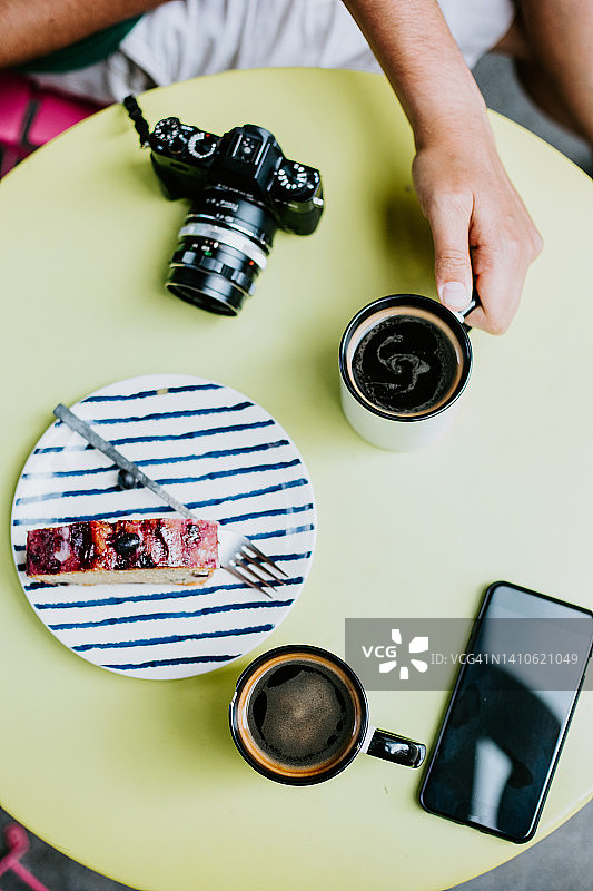 两杯黑咖啡和相机图片素材