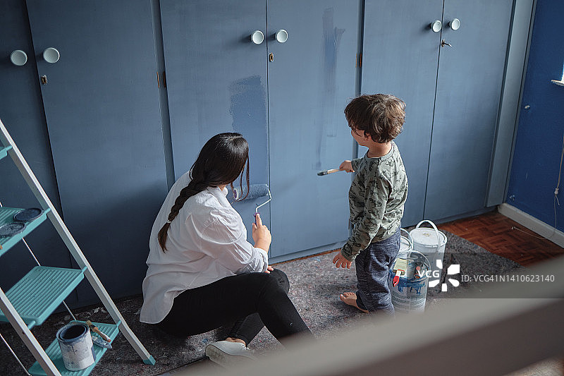 孩子和父母一起装修新房，享受乐趣图片素材