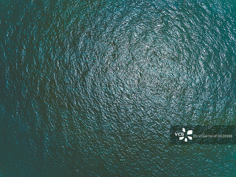 航拍视角：美丽的河流表面和波浪图片素材