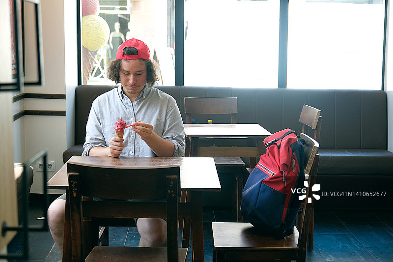 年轻男子在咖啡馆享用冰淇淋图片素材