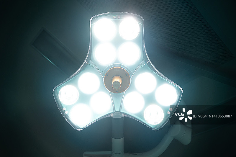 医院手术室内的手术灯图片素材