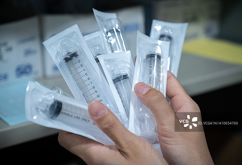 医疗工作者手持注射器图片素材