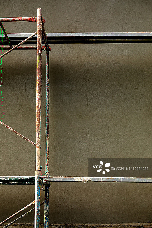 脏脚手架和水泥墙施工图片素材