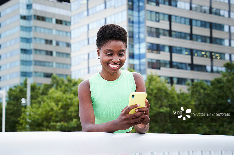 年轻女子使用手机App在线结交新朋友图片素材