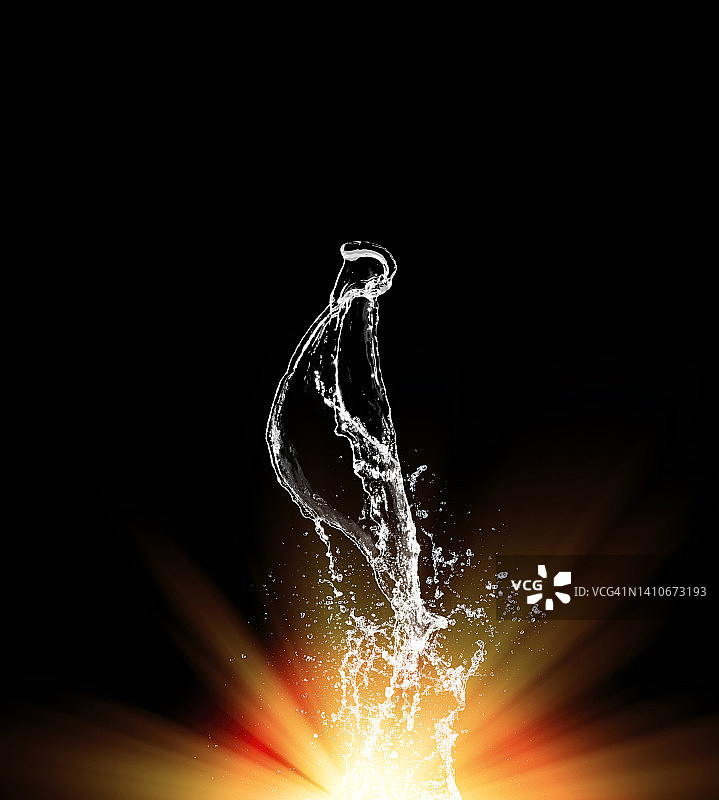 阳光加热黑色背景上的一些水柱图片素材