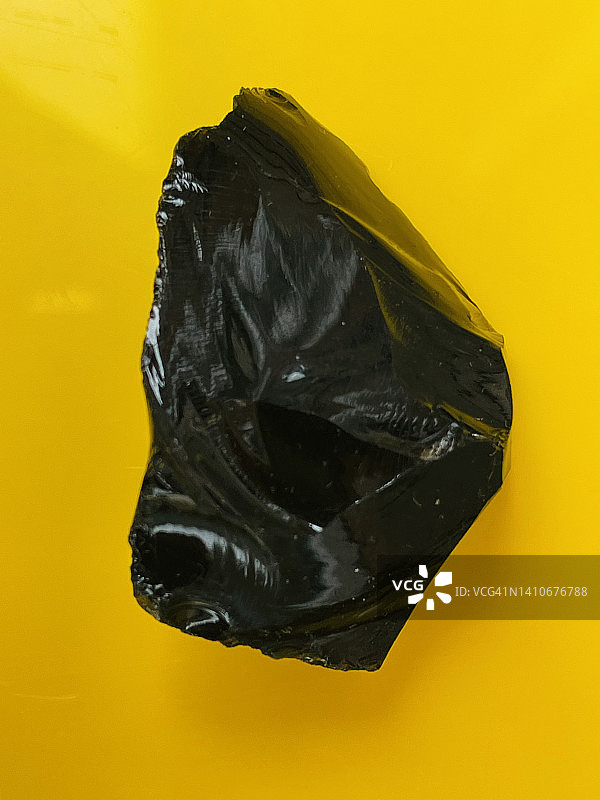 黑色玉髓岩石特写，也称黑玛瑙图片素材