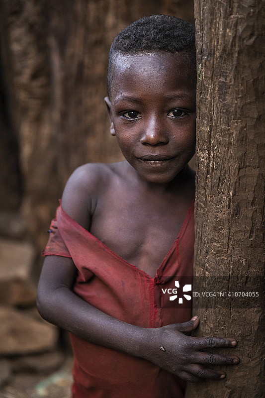 非洲埃塞俄比亚孔索附近石头村庄的年轻非洲男孩肖像图片素材