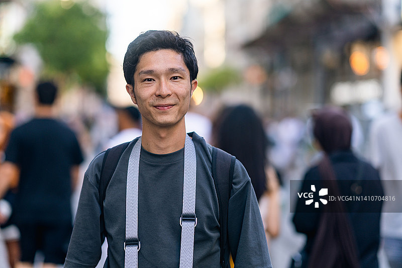 旅途中街上的年轻男游客肖像图片素材