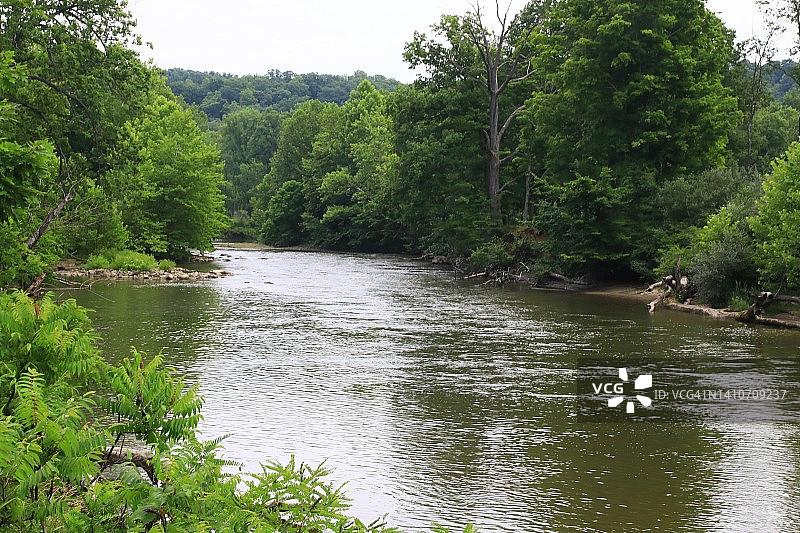 流向俄亥俄州伊利湖的凯霍加河图片素材