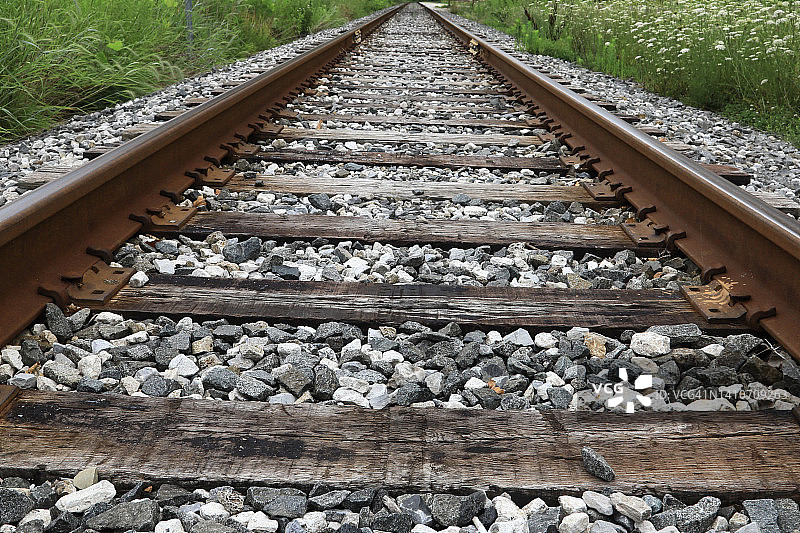 铁路轨道仰视图片素材