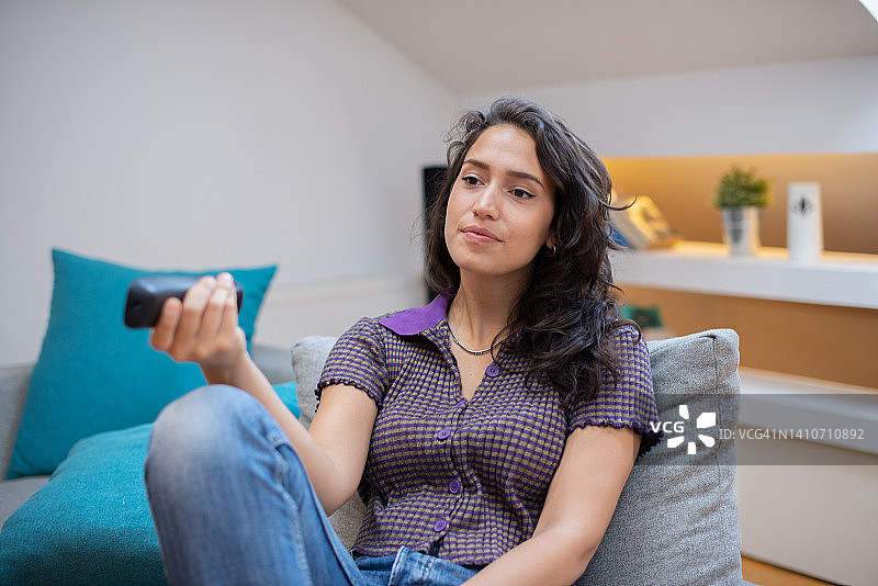 一个女人在房间里看电视图片素材