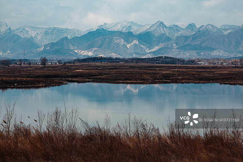 秋日湖景：天空、山脉与河流图片素材