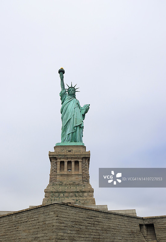 纽约港自由女神像正面景观图片素材