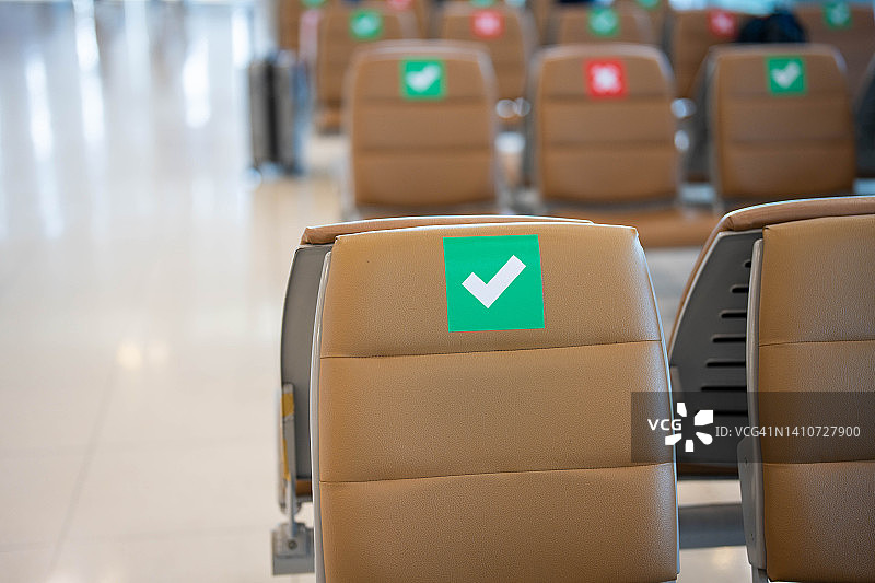 疫情期间共享办公室保持社交距离图片素材