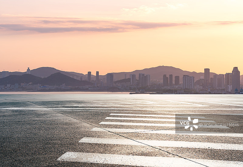 空旷的城市沥青路图片素材