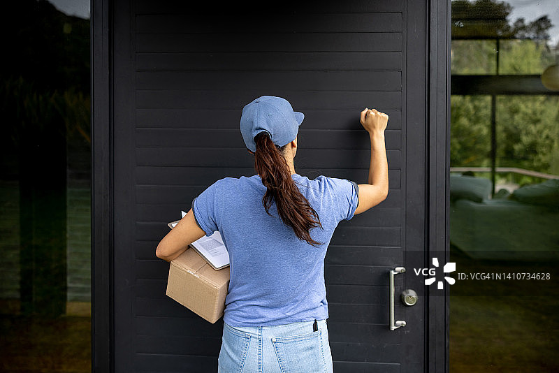 配送员敲门送货图片素材