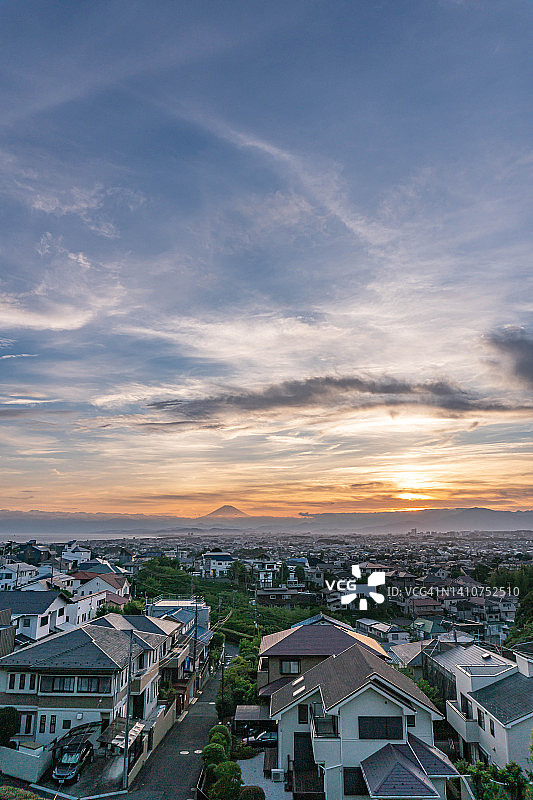 日本神奈川县海边的住宅区与富士山图片素材