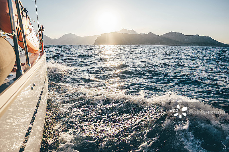 日落时分航行在海上的帆船图片素材