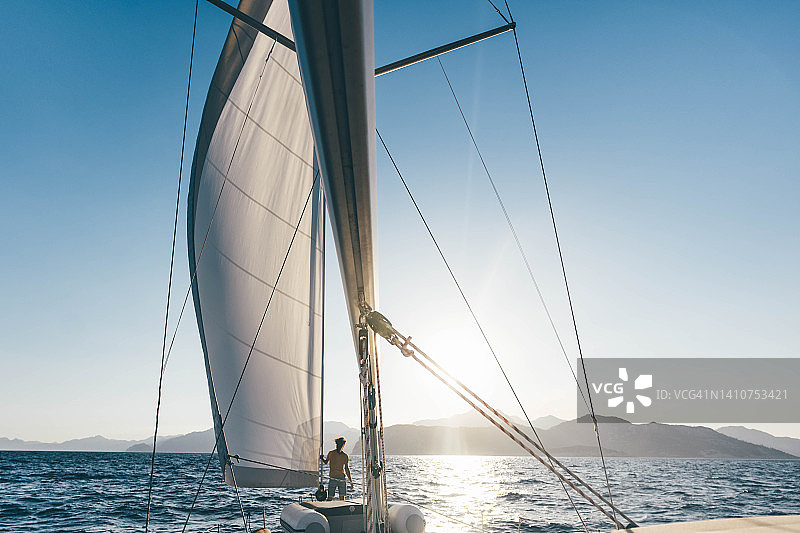白人男子站在游艇甲板上图片素材