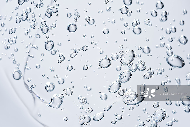 带气泡的库拉索芦荟凝胶化妆品白色背景特写图片素材