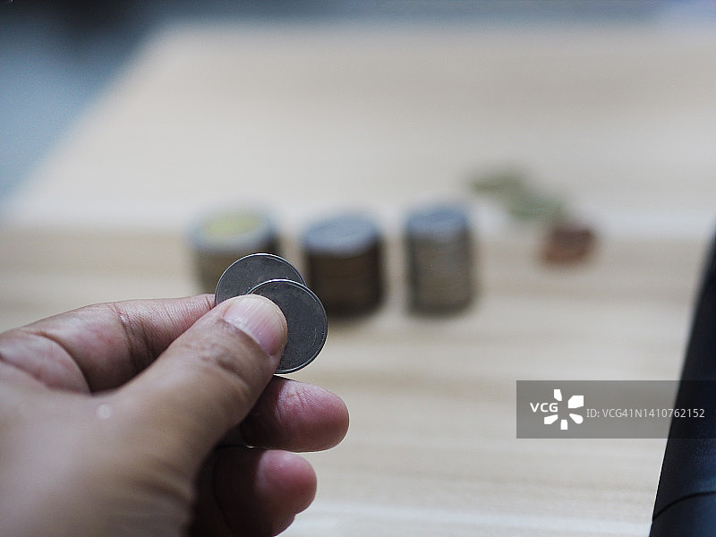 手触摸堆叠的硬币图片素材