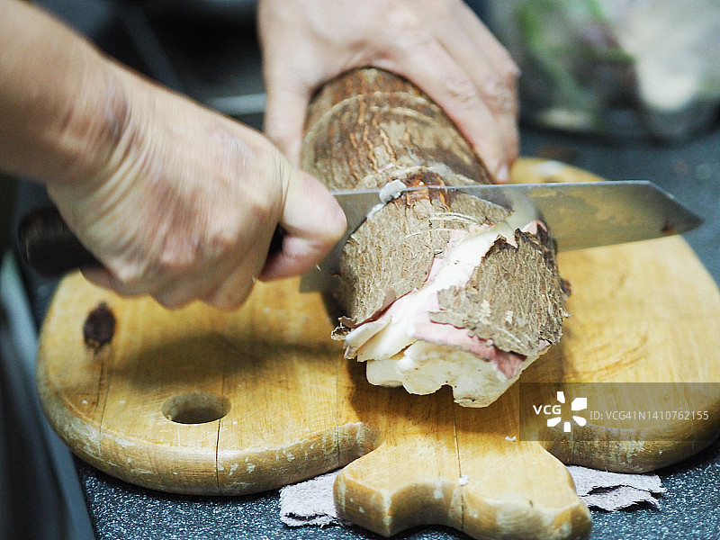 女人用刀削木薯图片素材