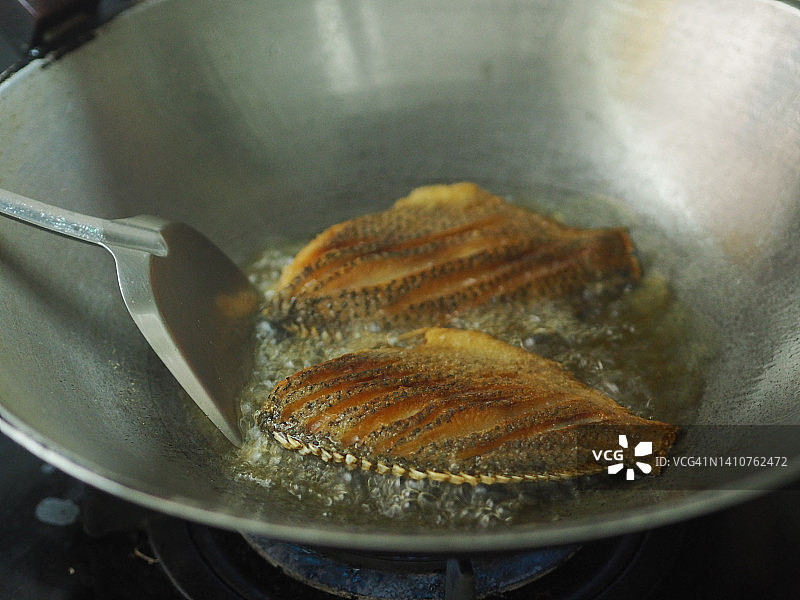 油锅里的炸鱼干图片素材