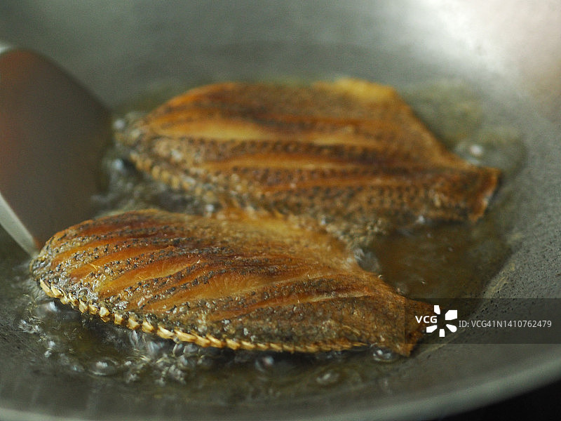 油锅里的炸鱼干图片素材