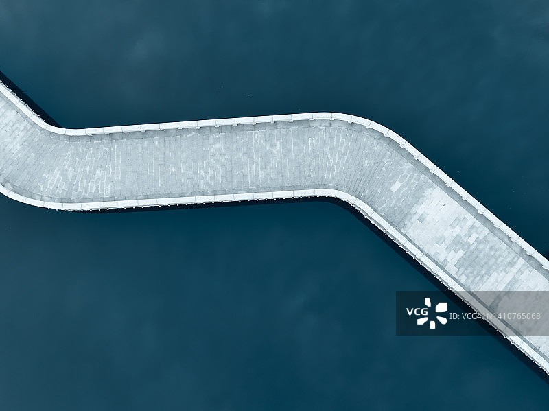 湖上的道路图片素材