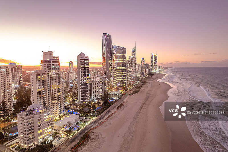 黄金海岸冲浪者天堂的夜景航拍图片素材