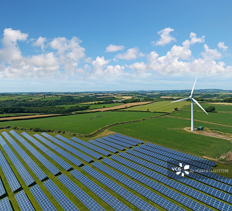 太阳能发电场和风力涡轮机图片素材