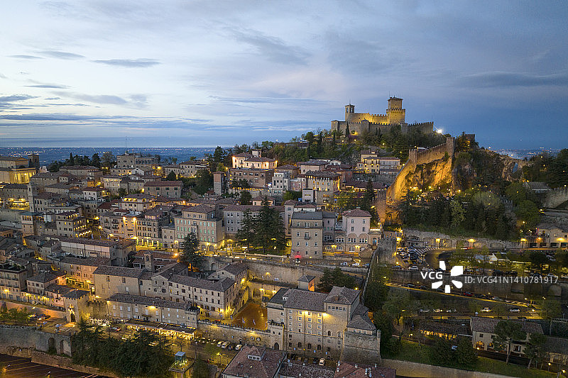 无人机航拍圣马力诺历史中心鸟瞰图图片素材