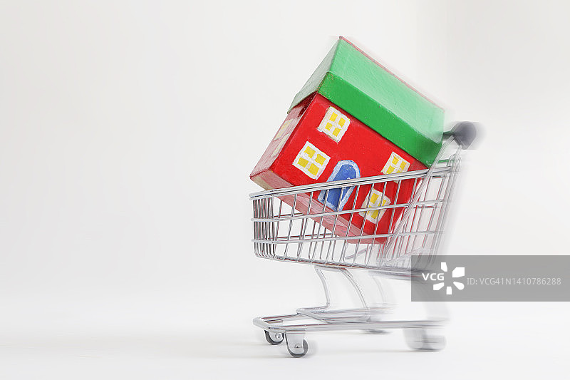 购物篮里的房屋图片素材