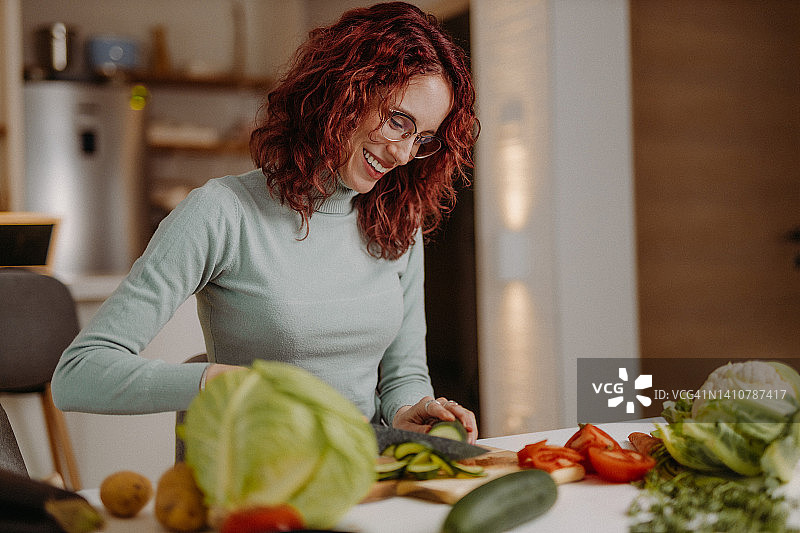 年轻女子在家准备饭菜图片素材