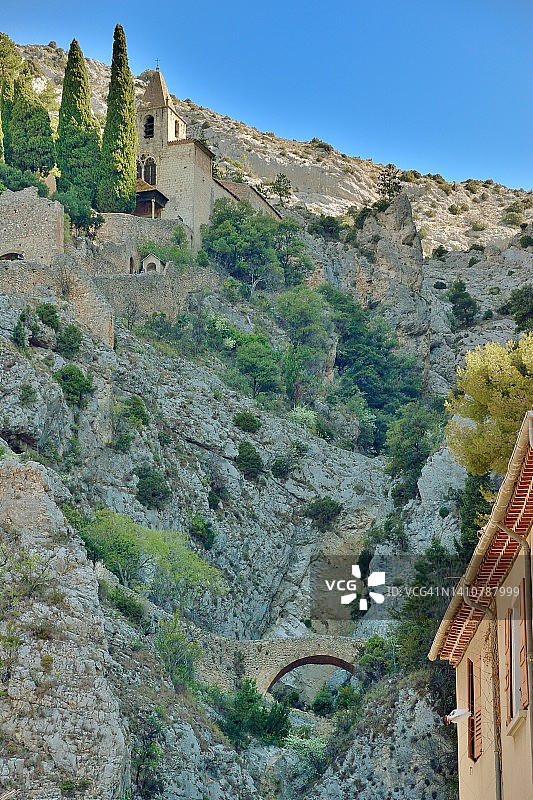 穆斯捷-圣玛丽，博瓦尔圣母教堂和十字小桥图片素材