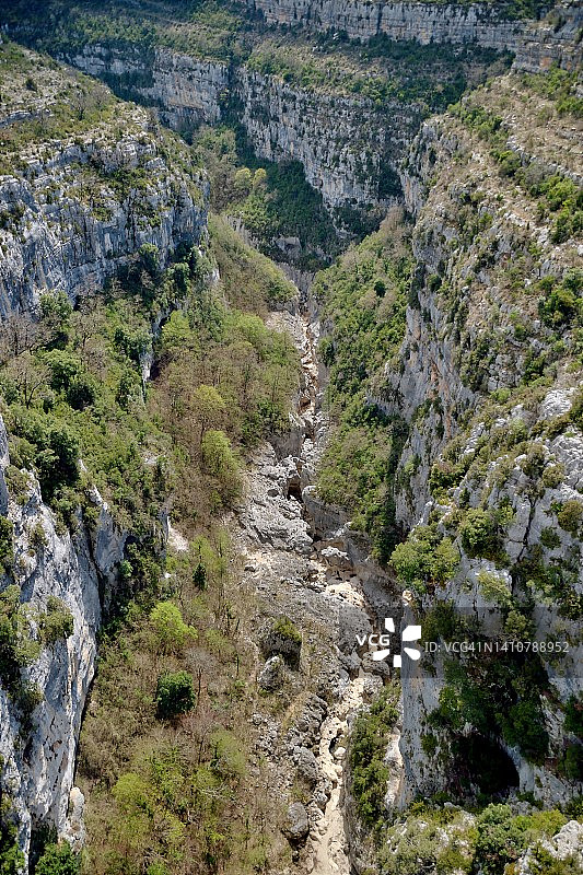 韦尔东峡谷，阿尔蒂比桥下的旱地图片素材