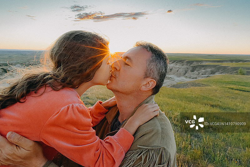 父女亲吻图片素材